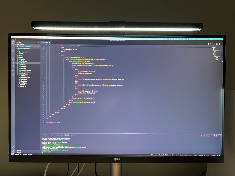 https://res.cloudinary.com/d74fh3kw/image/upload/c_scale,w_800/v1647099395/benq-screenbar-coding_sdggce.jpg