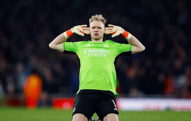 Cover image for "Charney joins Arsenal GK in tears" Wolverhampton nucleus of chain transfer