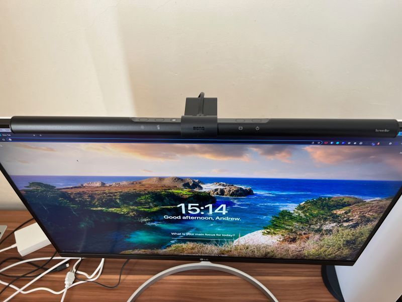 https://res.cloudinary.com/d74fh3kw/image/upload/c_scale,w_800/v1647099431/benq-screenbar-front_bkglng.jpg