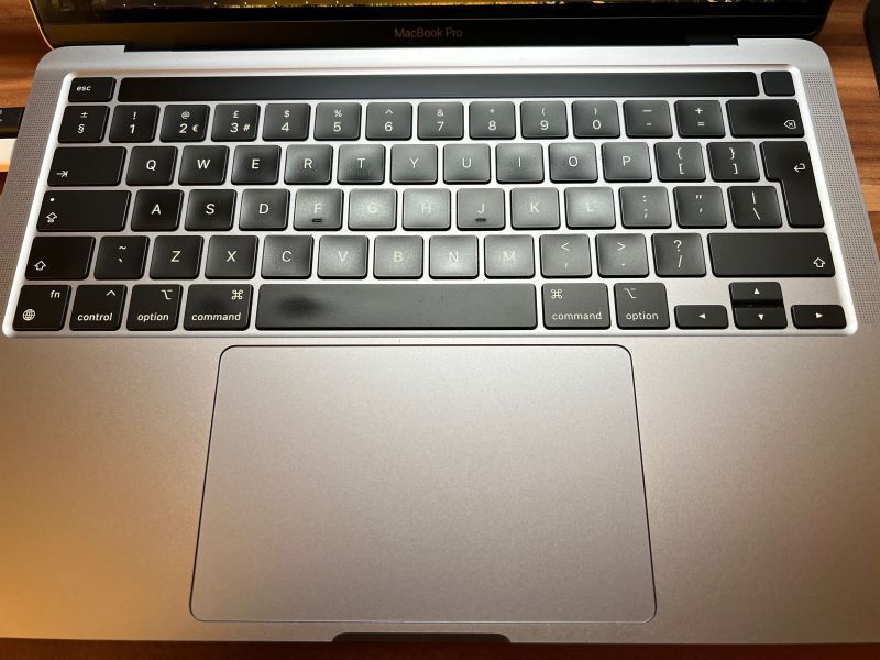 https://res.cloudinary.com/d74fh3kw/image/upload/c_scale,w_800/v1647099581/benq-screenbar-macbook-light_rf4fvf.jpg