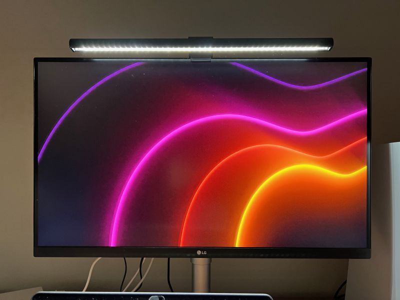 https://res.cloudinary.com/d74fh3kw/image/upload/c_scale,w_800/v1647099366/benq-screenbar_pi9j0d.jpg